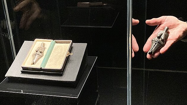 Moravsk� zemsk� muzeum nechalo zhotovit 50 v�rn�ch kopi� V�stonick� venu�e. Ve vitr�n� se nach�z� origin�l.