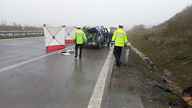 Osobn auto zezadu narazilo do policejn dodvky. Zrann jsou tyi lid, z toho dva policist.