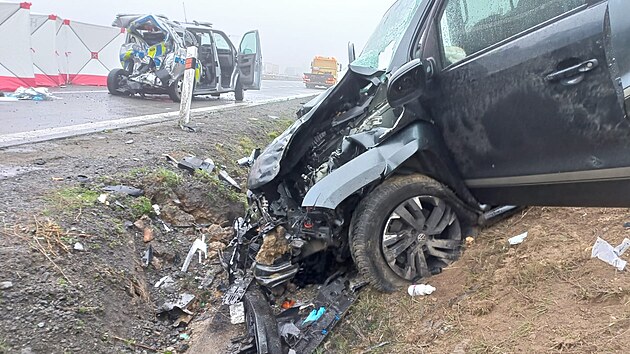 Osobn auto zezadu narazilo do policejn dodvky. Zrann jsou tyi lid, z toho dva policist.