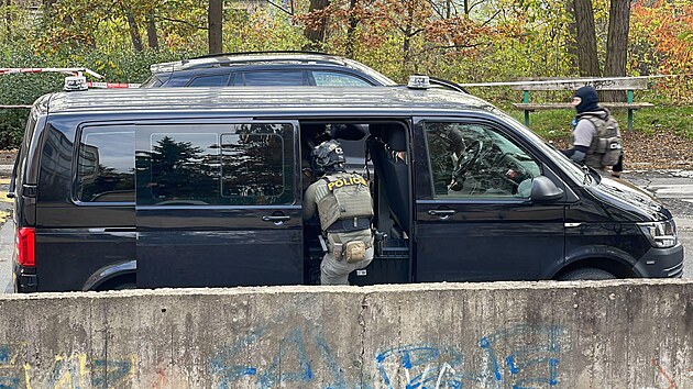 Policejn ptrn po stelci z parku na ernm Most. (1. listopadu 2022)