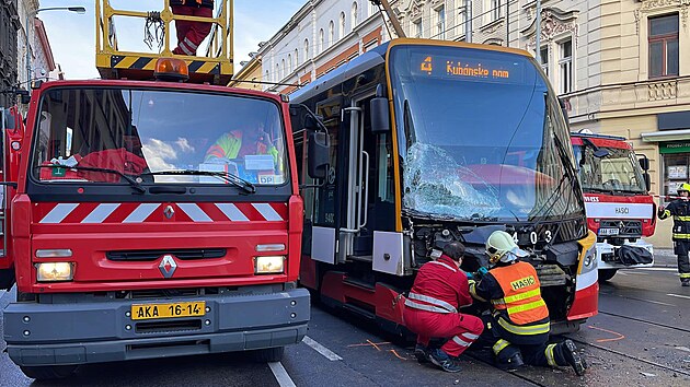 Na Vinohradech se stetlo nkladn auto s tramvaj. (7. listopadu 2022)