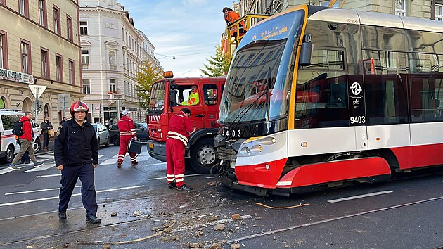 Na Vinohradech se stetlo nkladn auto s tramvaj. (7. listopadu 2022)