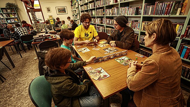 Do Klubu hr deskovch her v berounsk Mstsk knihovn me pijt kad, kdo rd hraje.