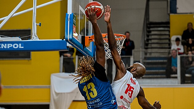 Basketbalista Olomoucka Darious Moten se pokou zablokovat Dontaye Bassetta z Opavy.