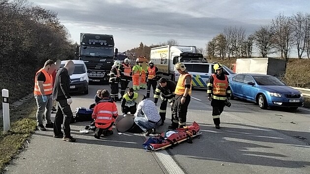U vn nehody kamionu a dodvky zasahovali hasii Olomouckho kraje ped Olomouci na dlnici D35. Jednoho zrannho odvezl vrtulnk, dal dva museli hasii z dodvky vysthat.