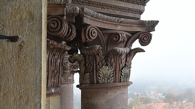 Z�mek Plumlov na Prost�jovsku se z rozhodnut� ministerstva kultury m� st�t n�rodn� pam�tkou.. Korintsk� hlavice na n�dvorn� fas�d� v nejvy���m pat�e z�mku.