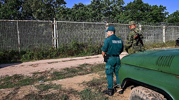 Bulharsk pohranin policista spolu s vojkem bulharsk armdy ste hranin plotem s Tureckem. (2. z 2022)