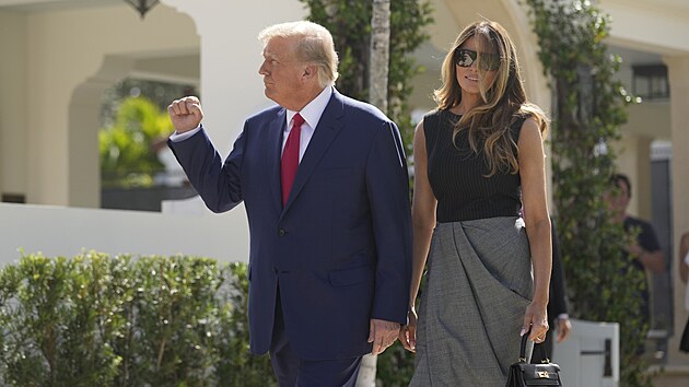 Bval americk prezident Donald Trump se svou enou Melani odvolil v Palm Beach na Florid. (8. listopadu 2022)