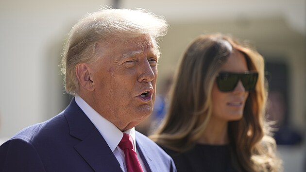Bývalý americký prezident Donald Trump se svou ženou Melanií odvolil v Palm Beach na Floridě. (8. listopadu 2022)
