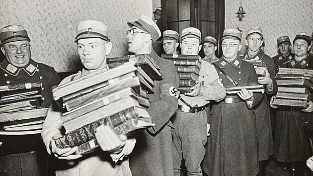 Nmet nacist bhem pogromu ni idovsk majetek. Fotografie pochz z nmeckho msta Norimberk. (10. listopadu 1938)