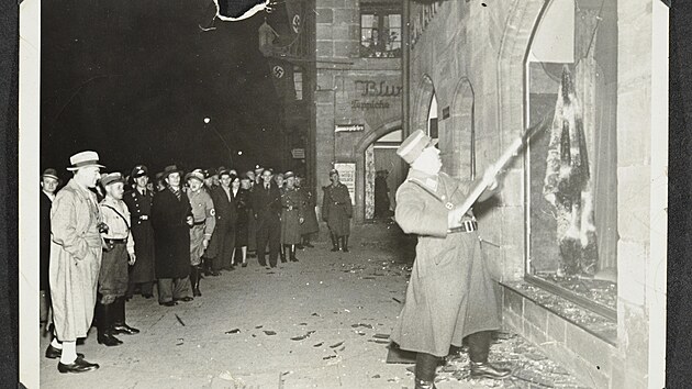 Nmet nacist bhem pogromu ni idovsk majetek. Fotografie pochz z nmeckho msta Frth. (10. listopadu 1938)