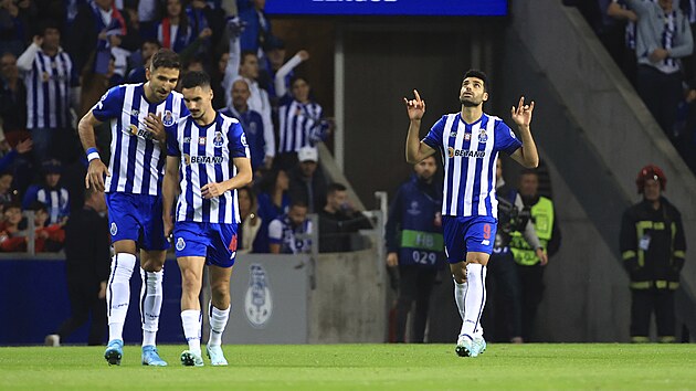 Mehdi Taremi z Porta (vpravo) oslavuje gl proti Atltiku Madrid.