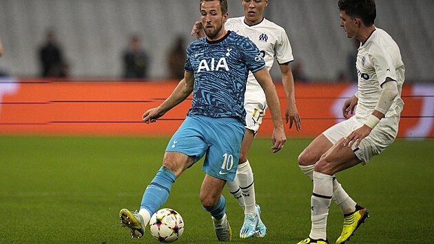 tonk Harry Kane z Tottenhamu (v modrm) s mem v utkn proti Marseille.