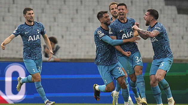 Fotbalist Tottenhamu oslavuj gl Clementa Lengleta (druh zprava) v utkn proti Marseille.