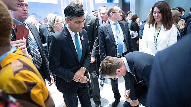 Švédský premiér Ulf Kristersson (vpravo) si během konference COP27 zapisuje kontaktní údaje na premiéra Rišiho Sunaka. (7. listopadu 2022)