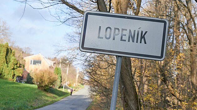V obci Lopeník na Uherskohradišťsku došlo před deseti lety k tragédii. Při nehodě v automobilové soutěži tu zemřely čtyři dívky. (listopad 2022)