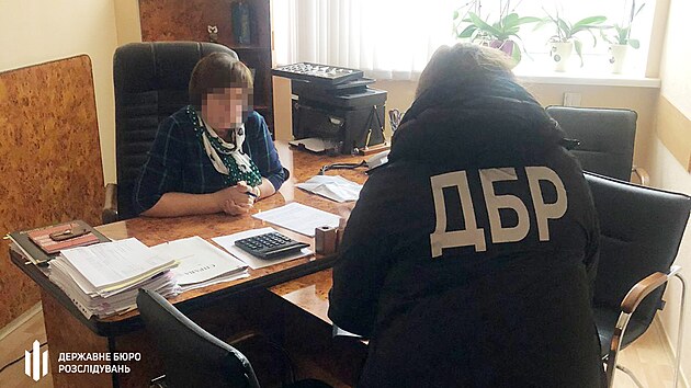 Ukrajint ednci zpronevili 250 milion hiven na armdn vesty. Mezi obvinnmi je i ednice na ministerstvu hospodstv. (3. listopadu 2022)