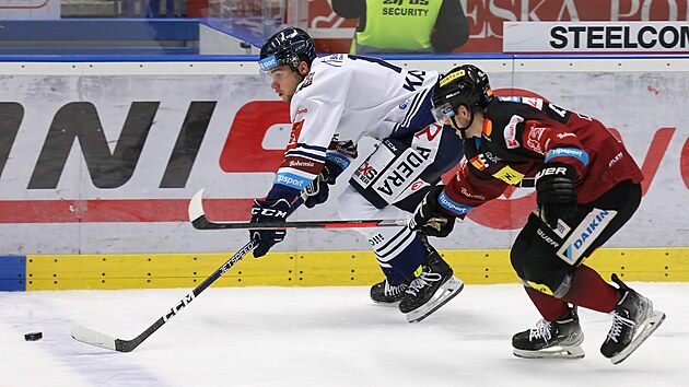 �to�n�ci Marek Kalus z V�tkovic (vlevo) a Gustaf Thorell ze Sparty se �enou za kotou�em.