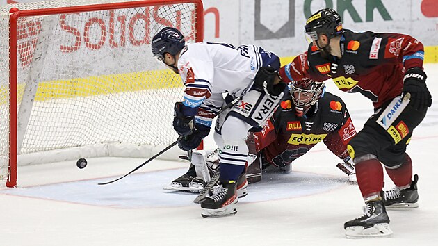 Petr Fridrich z V�tkovic, autor druh� branky, p�ekon�v� brank��e Sparty Josef Ko�en��, nest�h� ho ani obr�nce Michal Morav��k.