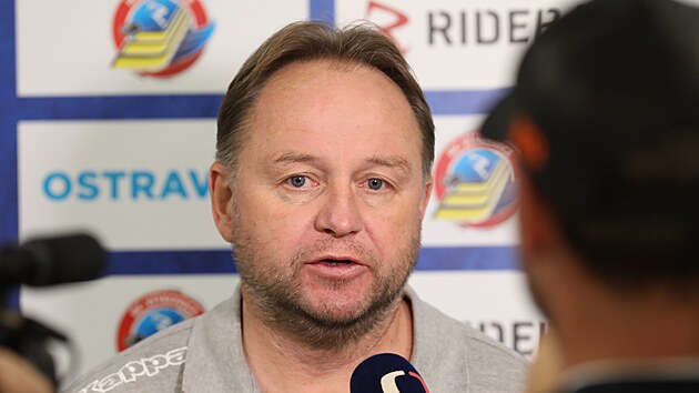 Tren�r Sparty Pavel Patera na poz�pasov� tiskov� konferenci