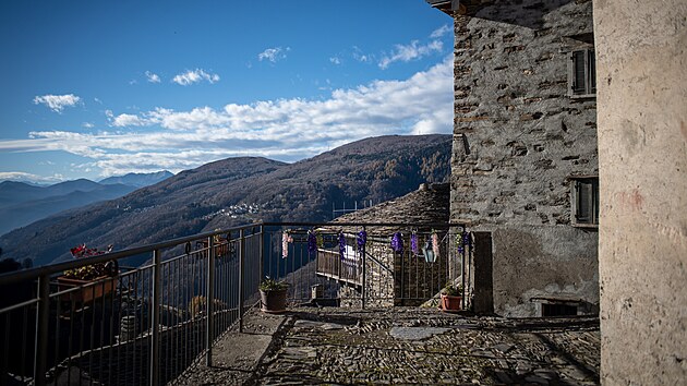 Italsk vesnice Monteviasco le v nadmosk vce 1 000 metr.