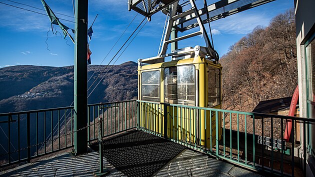 Italsk vesnice Monteviasco le v nadmosk vce 1 000 metr. Do vesnice z italsk strany vedla kabinov lanovka, ale po smrteln nehod byl jej provoz peruen.