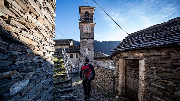 Italsk vesnice Monteviasco le v nadmosk vce 1 000 metr. Do vesnice z italsk strany vedla kabinov lanovka, ale po smrteln nehod byl jej provoz peruen.