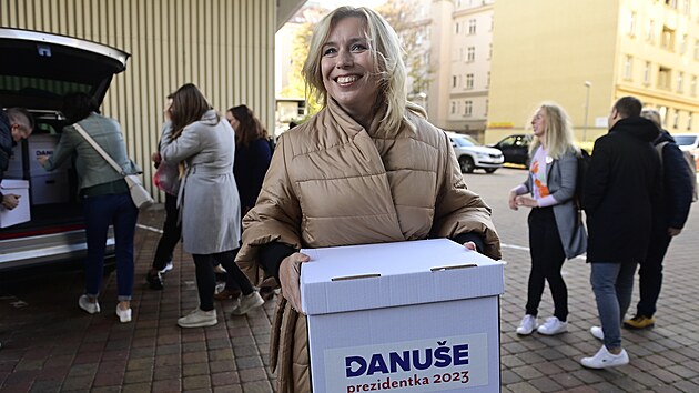 Kandidátka na prezidentku Danuše Nerudová odevzdala podpisové archy na ministerstvu vnitra, 2.listopadu 2022, Praha.