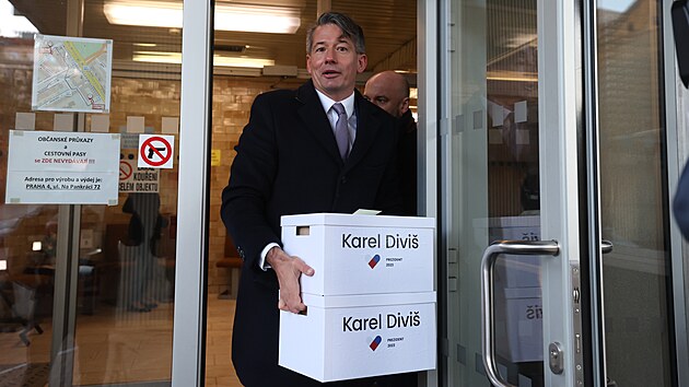 Uchaze o post prezidenta Karel Divi sesbral na svou kandidtn listinu 61 600 podpis. Odevzdal ji na ministerstvu vnitra v ter. (8. listopadu 2022)