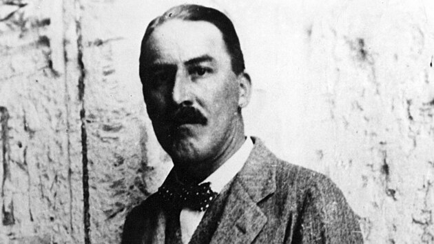 Britsk� archeolog Howard Carter (1874-1939), objevitel Tutanchamonovy hrobky, byl synem mal��e, kter� se �ivil kreslen�m zv��at. Carter po n�m tento talent zd�dil a d�ky tomu se vlastn� k�v�zkumu v�Egypt� dostal. Jako sedmn�ctilet� se toti� stal kresli�em v�t�mu egyptologa Percyho Newberryho. Objev Tutanchamonovy hrobky je jeho nejslavn�j��, av�ak objevil i jin� kr�lovsk� i soukrom� hroby a dal�� v�znamn� staroegyptsk� pam�tky.