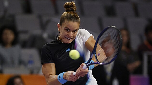 eck tenistka Maria Sakkariov hraje bekhend na Turnaji mistry.