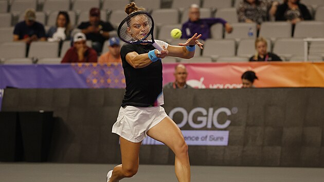 eck tenistka Maria Sakkariov hraje forhend na Turnaji mistry.