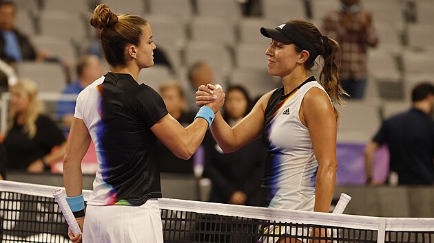 Americk tenistka Jessica Pegulaov (vpravo) gratuluje ekyni Marii Sakkariov k vtzstv ve vzjemnm duelu na Turnaji mistry.