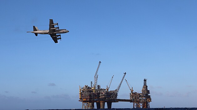 Hlídkový letoun Orion u norské ropné plošiny