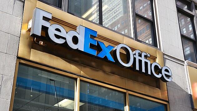 Americká doručovací společnost FedEx musí zaplatit 366 milionů dolarů, tedy v přepočtu asi 9 miliard korun, jako kompenzaci v případu rasové zaujatosti, jehož se měla dopustit vůči jedné ze svých bývalých zaměstnankyň. Tak zní rozsudek, jímž vyvrcholil proces u federálního soudu v jižním Texasu.