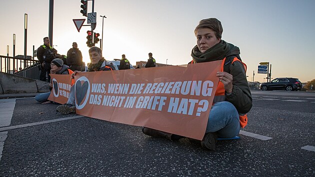 Nmet klimatit aktivist se pilepili na silnici v Berln. (11. jna 2022)