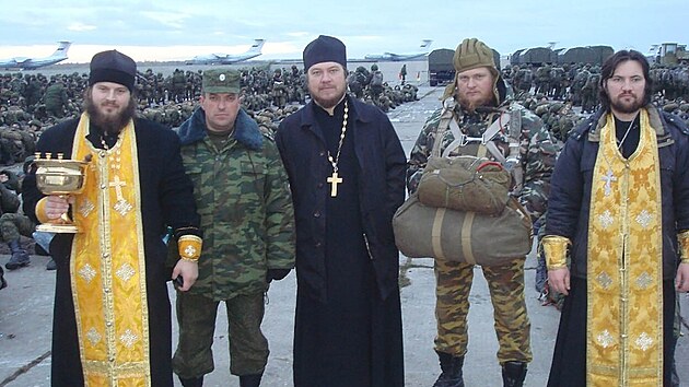 Rusk pravoslavn knz Michajl Vasiljev (uprosted) radil Ruskm, aby rodily vce dt a poslaly je na frontu. Zemel na Ukrajin. (7. listopadu 2022)