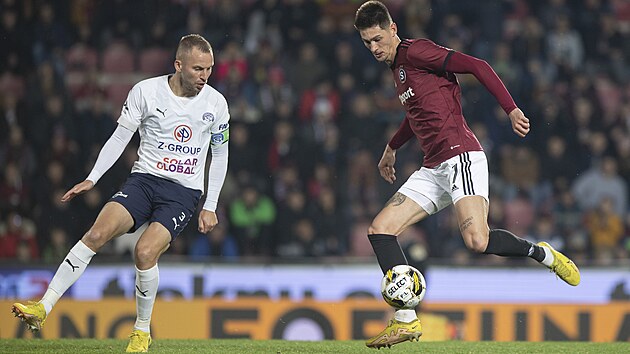 Sparansk tonk Tom vanara se napahuje ke glov stele, kapitn Slovcka Michal Kadlec mu v tom nezabrn.