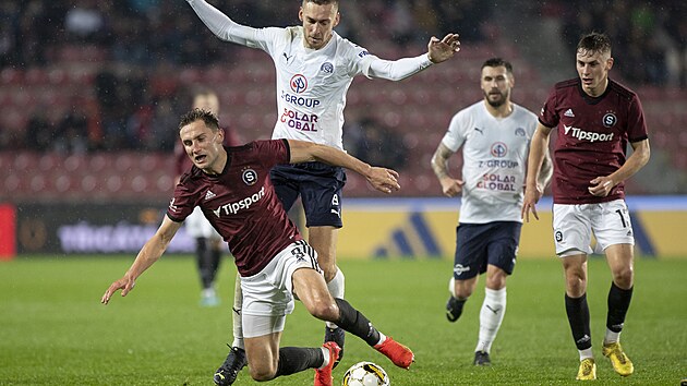 tonk fotbalov Sparty Jan Kuchta pad k zemi po souboji s Janem Kalabikou ze Slovcka.