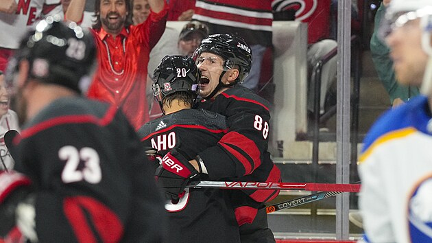 Martin Neas (vpravo) a Sebastian Aho se raduj z glu Caroliny proti Buffalu.