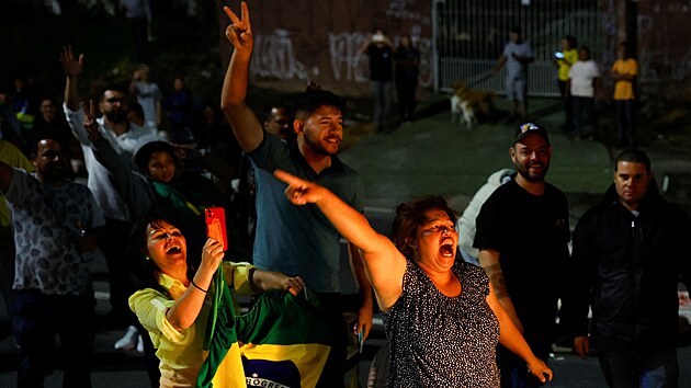 Příznivci brazilského prezidenta Jaira Bolsonara vyšli do ulic a zablokovali silnice na protest proti tomu, že prohrál volby. (31. října 2022)