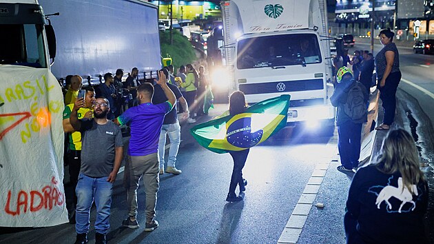 Příznivci brazilského prezidenta Jaira Bolsonara vyšli do ulic a zablokovali silnice na protest proti tomu, že prohrál volby. (31. října 2022)