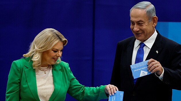 Izraelci znovu vol v parlamentnch volbch. Na snmku je expremir a f strany Likud Benjamin Netanjahu se svou enou Sarou. (1. listopadu 2022)
