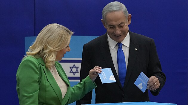 Izraelci znovu vol v parlamentnch volbch. Na snmku pichz expremir a f strany Likud Benjamin Netanjahu se svou enou Sarou. (1. listopadu 2022)