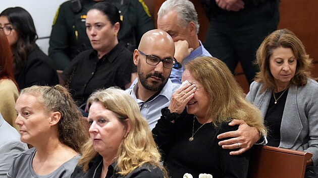 Pozstal po obtech masov vrady v Parklandu na Florid se zastnili soudnho stn s pachatelem Nikolasem Cruzem. (1. listopadu 2022)