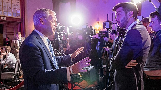 Zbr ze tbu republiknsk kandidtky na guvernrku Arizony Kari Lakeov. Objevil se tam i bval britsk europoslanec Nigel Farage. (8. listopadu 2022)