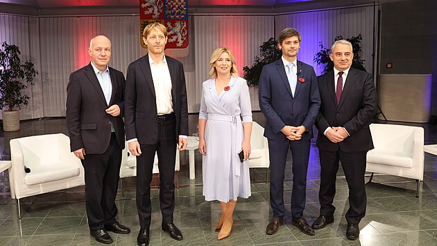 Pavel Fischer, Karel Janeek, Danue Nerudov, Marek Hiler a Josef Stedula ped debatou prezidentskch kandidt na Vysok kole ekonomick