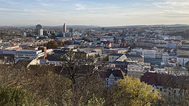 Z altánu na Špilberku je dobrý výhled zejména na Staré Brno, vidět je i mrakodrap AZ Tower.