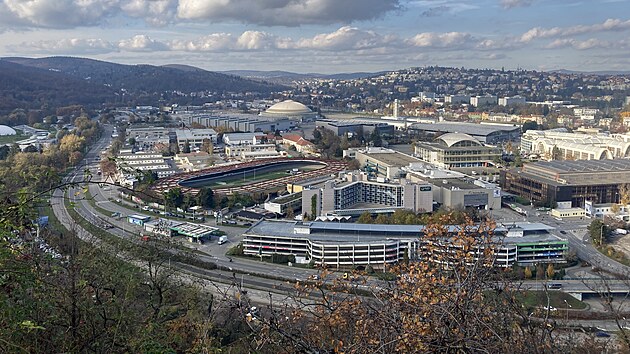 Z vyhl�dky na �erven�m kopci je brn�nsk� v�stavi�t� jako na dlani. Krom� n�j lze pozorovat i velodrom a na prot�j��m �lut�m kopci Masarykovu �tvr�.