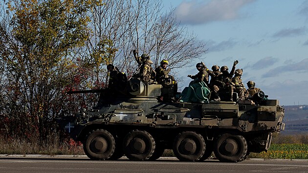 Členové ukrajinské armády mávají při jízdě po hlavní silnici ve východním Donbasu v Bachmutu. (1. listopadu 2022)